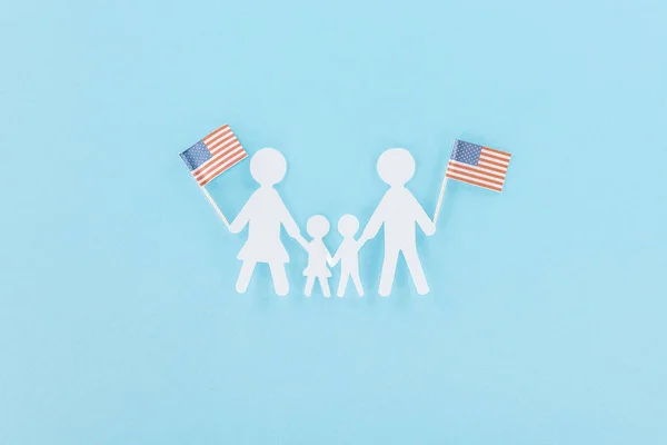 파란색 배경에 막대기에 국기를 가족의 상단보기 — 스톡 사진