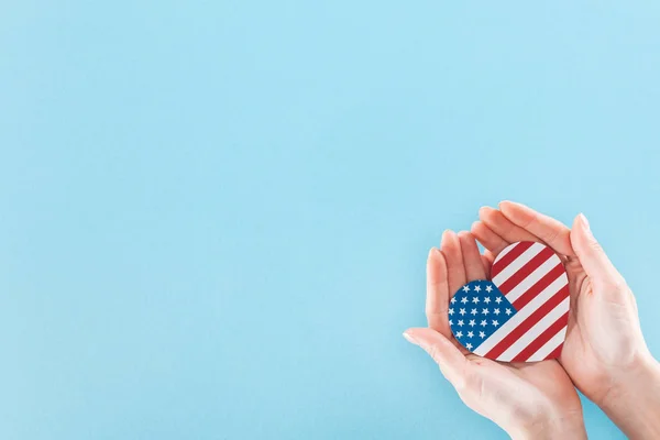 Vista Cortada Mulher Segurando Coração Feito Bandeira Americana Nacional Fundo — Fotografia de Stock