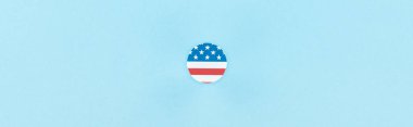 mavi arka plan, panoramik çekim amerikan bayrağı yapılmış kağıt kesim dekoratif daire üst görünümü 
