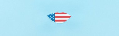 mavi arka plan üzerinde Amerikan bayrağından yapılmış kağıt kesilmiş dekoratif dudaklar panoramik çekim 