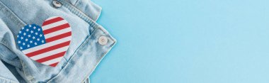 kopya alanı ile mavi arka plan üzerinde denim şık ceket üzerinde Amerikan bayrağı ndan yapılmış kağıt kesilmiş kalp üst görünümü, panoramik çekim