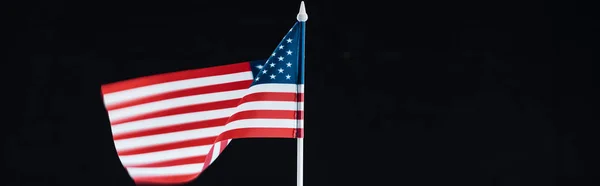 コピースペースで黒に隔離された棒上の国旗のパノラマショット — ストック写真