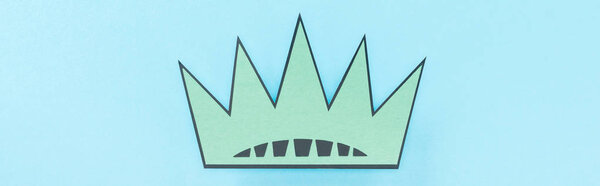 панорамный снимок короны из бумаги на синем фоне, концепция Дня независимости
