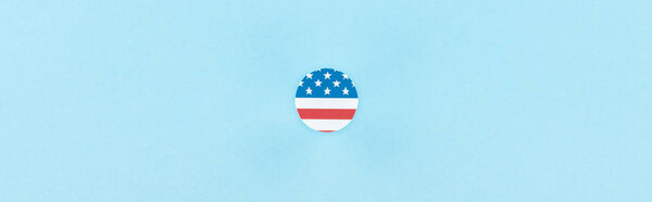 верхний вид бумаги вырезать декоративный круг из американского флага на синем фоне, панорамный снимок
 
