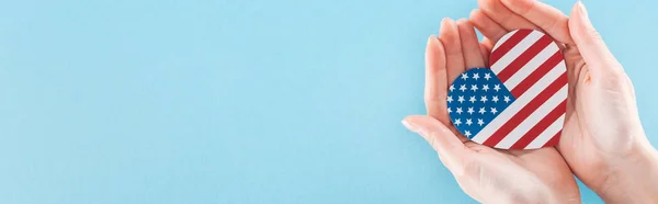 kopya alanı ile mavi arka plan üzerinde elinde ulusal Amerikan bayrağından yapılmış kalp tutan kadın panoramik çekim