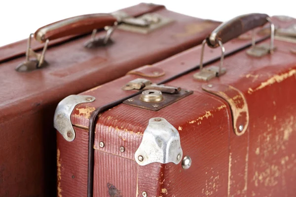 白で隔離されたヴィンテージ茶色のスーツケースの金属錆ロックの選択的な焦点 — ストック写真