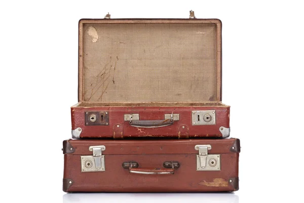 Két Vintage Barna Bőr Bőröndök Egy Nyitott Elszigetelt Fehér — Stock Fotó