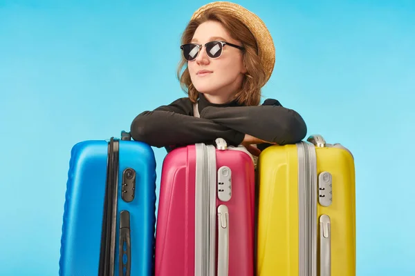 Chica Sonriente Gafas Sol Sombrero Paja Cerca Bolsas Viaje Multicolores — Foto de Stock