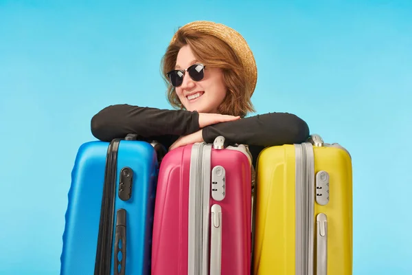 Chica Feliz Gafas Sol Sombrero Paja Cerca Bolsas Viaje Multicolores — Foto de Stock