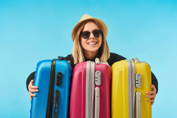 Fröhliches Mädchen Mit Sonnenbrille Und Strohhut Das Bunte Reisetaschen Auf — Stockfoto