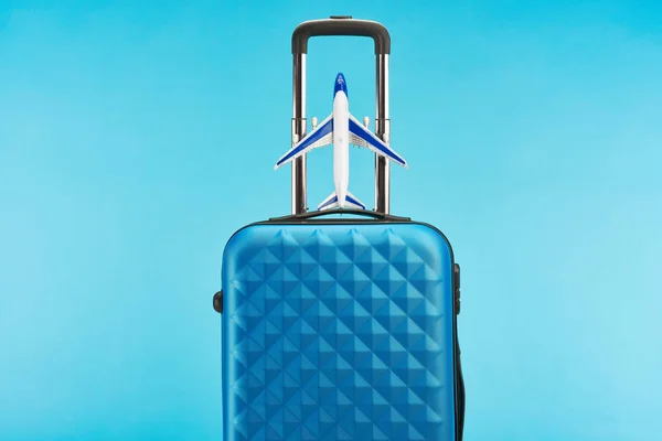 Μπλε Πολύχρωμη Τσάντα Ταξιδιού Λαβή Και Παιχνίδι Αεροπλάνο Απομονωθεί Μπλε — Φωτογραφία Αρχείου