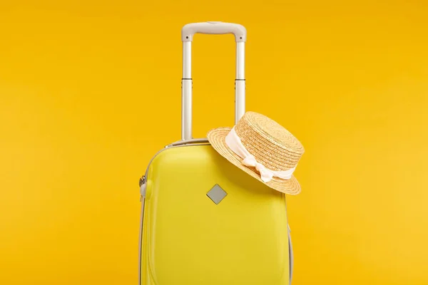 Bolsa Viaje Color Amarillo Con Sombrero Paja Aislado Amarillo —  Fotos de Stock