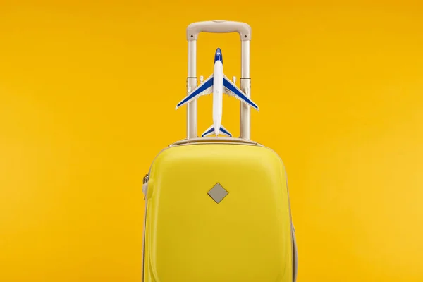 Bolsa Viaje Color Amarillo Con Avión Juguete Aislado Amarillo — Foto de Stock
