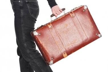 beyaz izole vintage yıpranmış bavul tutan kot kadın kırpılmış görünümü