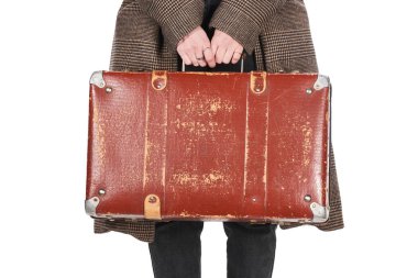 beyaz izole vintage yıpranmış bavul tutan damalı ceket kadın kısmi görünümü