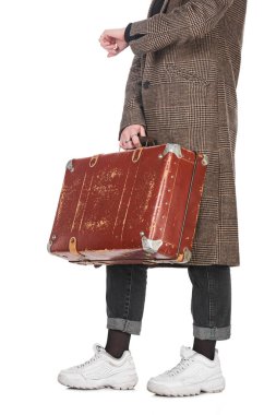 ekose ceket kadın kırpılmış görünümü vintage yıpranmış bavul tutan ve beyaz izole zaman kontrol