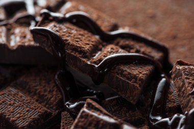 Sıvı çikolata ile koyu çikolata bar parçalarıyakından görünümü 