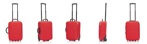 Коллаж из красных коллажей с текстурированными цветными чемоданами с ручками, изолированными на белом
