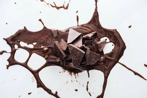 Vista Superior Trozos Chocolate Negro Con Chapoteo Chocolate Derretido — Foto de Stock