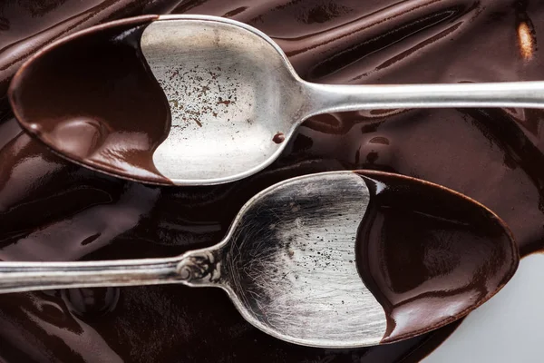 Vue Rapprochée Des Cuillères Recouvertes Chocolat Sur Fond Chocolat Fondu — Photo