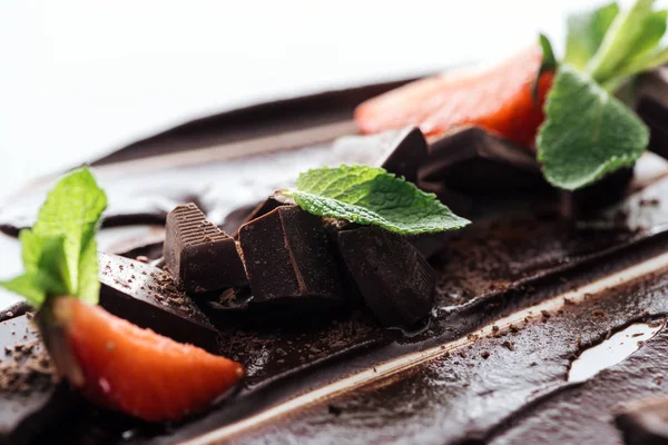 チョコレートバー イチゴ 新鮮なミントの作品をクローズアップ — ストック写真