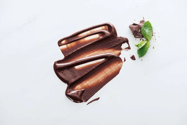 Blick Von Oben Auf Geschmolzene Schokolade Mit Schokoladenstücken Und Minze — Stockfoto