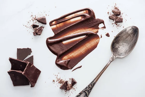 液体チョコレート チョコレートとココアパウダーのヴィンテージスプーンのトップビュー — ストック写真