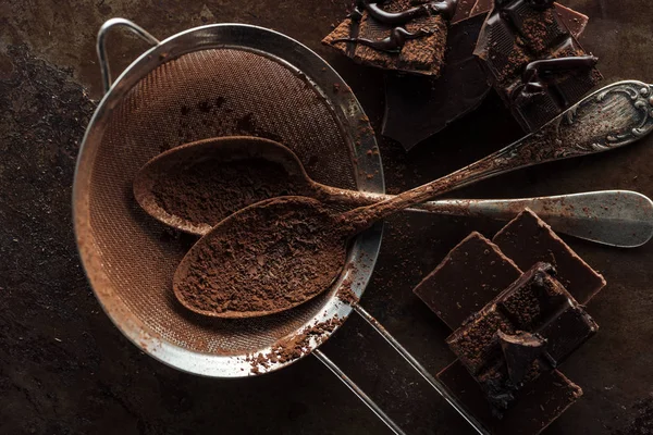 Vista Superior Colador Sucio Cucharas Vintage Trozos Barra Chocolate Sobre —  Fotos de Stock