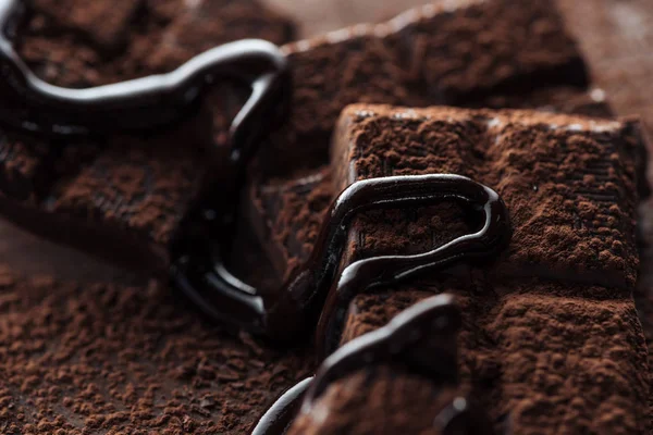 Κλείστε Θέα Από Κομμάτια Μαύρης Σοκολάτας Λιωμένη Σοκολάτα Και Κακάο — Φωτογραφία Αρχείου
