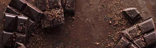 Panorâmica Tiro Pedaços Chocolate Com Chips Chocolate Fundo Metal — Fotografia de Stock
