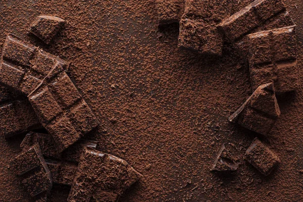 Vista Superior Trozos Chocolate Con Chispas Chocolate Sobre Fondo Metálico —  Fotos de Stock