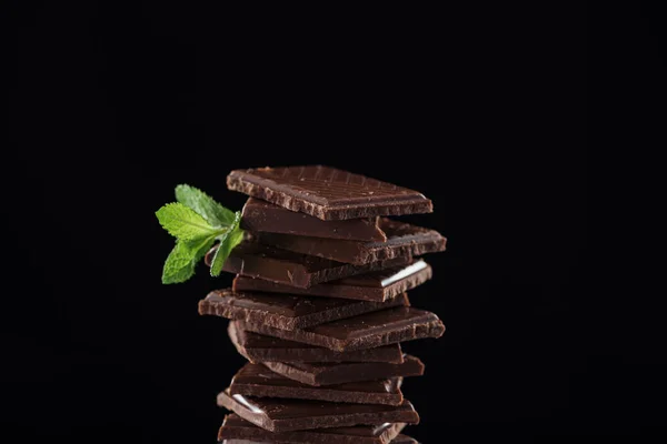 Pedaços Escuros Chocolate Com Hortelã Fresca Isolados Preto — Fotografia de Stock