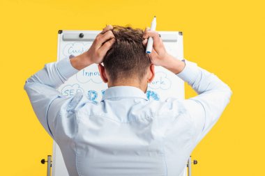 kelimelerle beyaz ofis kurulu yakınında duran işadamı nın arka görünümü, baş el ele tutuşarak