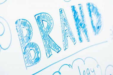 beyaz flipchart üzerinde yazılmış kelime marka yakın görünümü