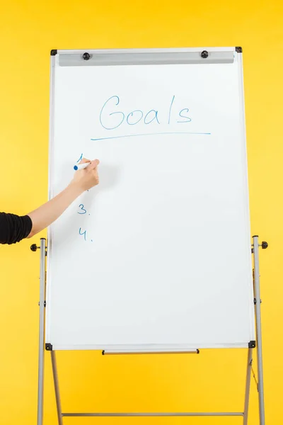 Vista Recortada Mujer Negocios Escribiendo Lista Objetivos Rotafolio Blanco Con — Foto de Stock