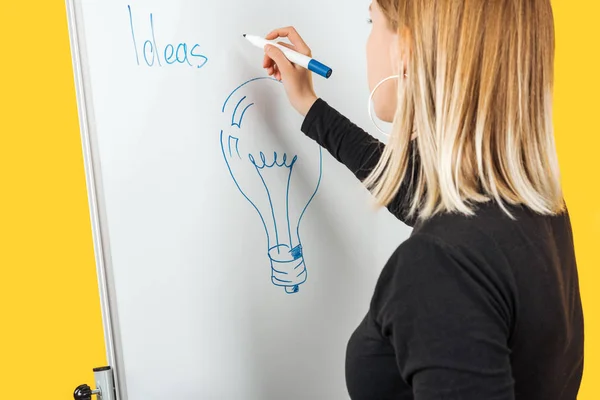 Geschäftsfrau Steht Neben Weißem Flipchart Zeichnet Und Schreibt Notizen Auf — Stockfoto