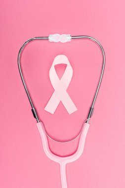 pembe arka plan üzerinde stetoskop pembe meme kanseri işareti üst görünümü