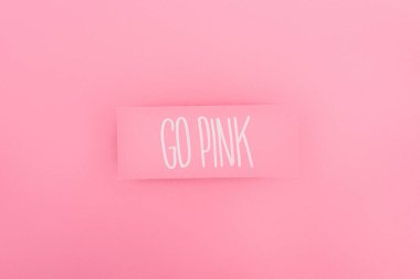 pembe arka plan, meme kanseri kavramı üzerinde pembe yazı gitmek ile kart üst görünümü