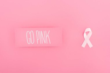 kart ve pembe arka plan üzerinde meme kanseri işareti üzerinde pembe yazı gitmek üst görünümü