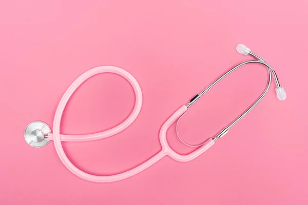 粉红色背景听诊器的顶视图 乳腺癌概念 — 图库照片