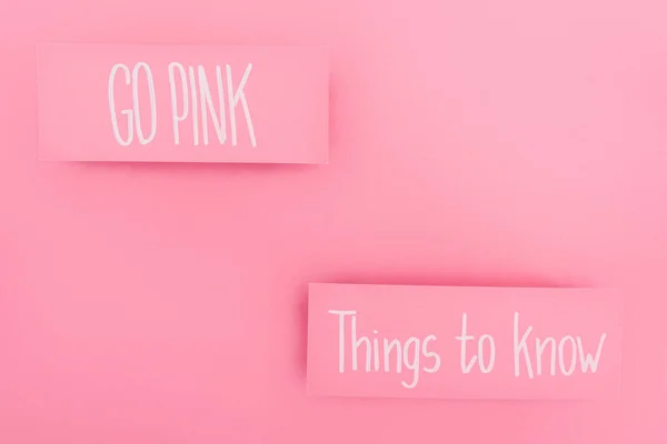 顶部视图的卡与事情要知道和去粉红色字母粉红色背景 乳腺癌的概念 — 图库照片
