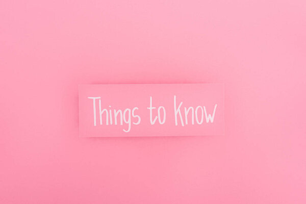 вид карточки с надписью на розовом фоне, концепция рака груди
