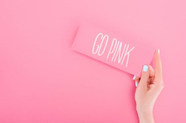 pembe arka plan üzerinde pembe yazı gitmek ile kart tutan kadın kısmi görünümü