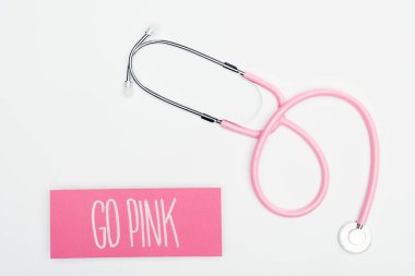 beyaz arka plan üzerinde pembe yazı gitmek ile stetoskop ve kart üst görünümü