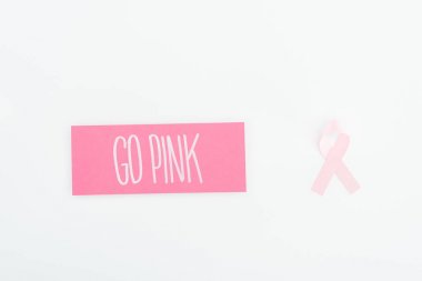 pembe meme kanseri işareti ve beyaz arka plan üzerinde pembe yazı gitmek kartı üst görünümü