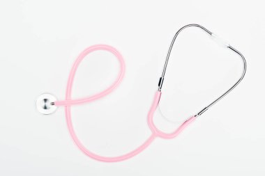 beyaz arka plan üzerinde pembe stetoskop üst görünümü