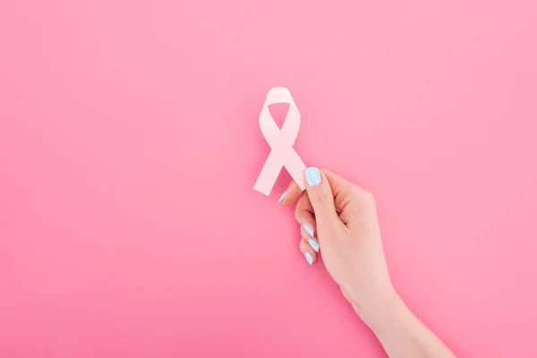 분홍색 배경에 분홍색 유방암 기호를 여자의 부분적인 — 스톡 사진