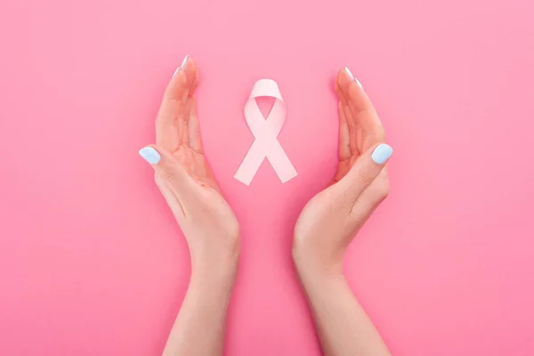 Vista Parziale Delle Mani Femminili Vicino Segno Del Cancro Seno — Foto Stock