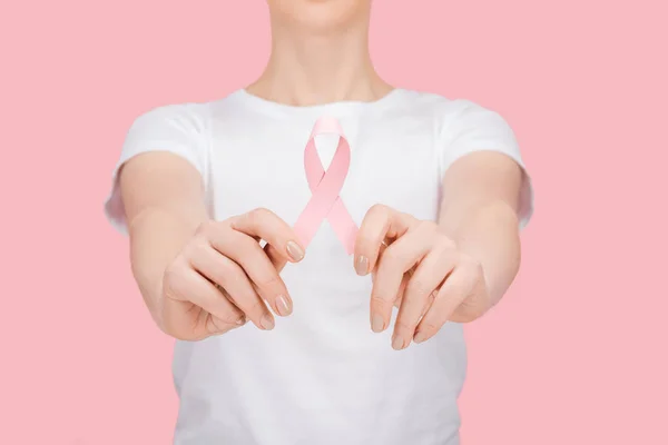 Μερική Θέα Της Γυναίκας Λευκό Shirt Κρατώντας Ροζ Σημάδι Καρκίνου — Φωτογραφία Αρχείου