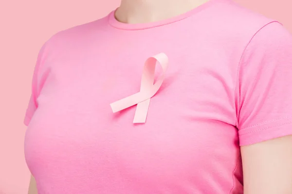 Vista Vicino Della Donna Shirt Rosa Con Cancro Seno Cantare — Foto Stock